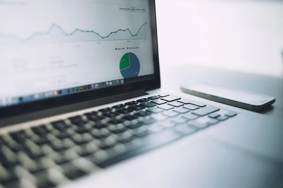 Dizüstü bilgisayar ekranında web sitesi trafik grafikleri